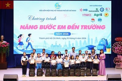 Trao 500 suất học bổng 'Nâng bước em đến trường'