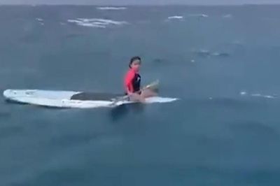 Ngư dân cứu sống bé gái đang trôi dạt trên biển