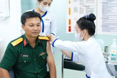 Tiêm vaccine bảo vệ lực lượng làm nhiệm vụ tìm kiếm hài cốt liệt sĩ