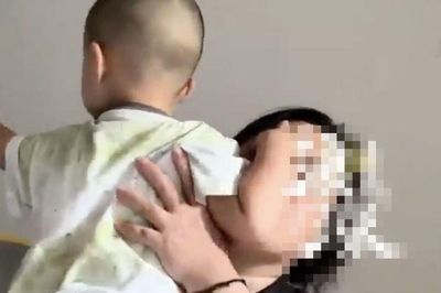 Mẹ 41 tuổi và con gái ruột 23 tuổi cùng sinh con, câu chuyện phía sau khiến nhiều người bất ngờ
