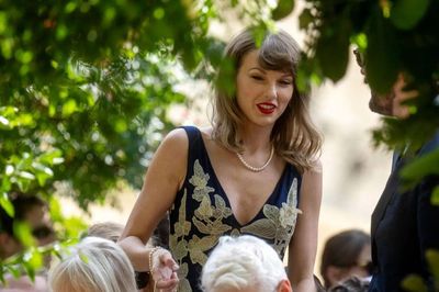 Taylor Swift khoe khéo nhẫn cưới