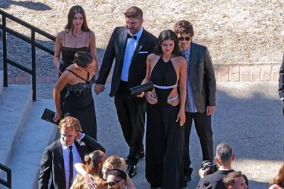 Người mẫu Kylie Jenner diện váy xẻ cao táo bạo dự đám cưới Jordyn Woods