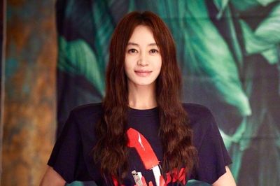 Kim Hye Soo khoe vóc dáng đáng ngưỡng mộ ở tuổi 56