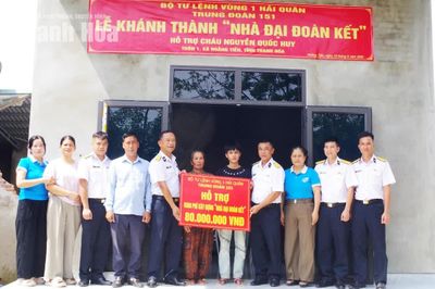 Trung đoàn 151 Hải quân bàn giao nhà "Đại đoàn kết” tại Thanh Hóa