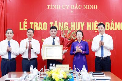 Trao tặng Huy hiệu Đảng cho Bí thư Tỉnh ủy Nguyễn Hồng Thái và Phó Bí thư Thường trực Tỉnh ủy Nguyễn Thị Hương