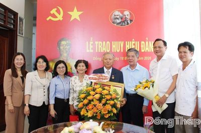 Đồng chí Ngô Chí Cường trao Huy hiệu Đảng đợt 2-9 cho các đồng chí nguyên lãnh đạo tỉnh Đồng Tháp