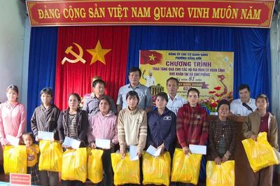 Phường Bồng Sơn trao 50 suất quà cho hộ nghèo ở xã Chư Prông