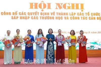 Phường Đoàn Kết: Công bố các quyết định về sắp xếp trường học, tổ chức đảng và công tác cán bộ