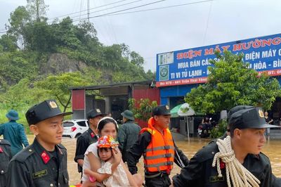 Khoảnh khắc đẹp của chiến sĩ công an nhân dân