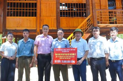Khánh Yên trao kinh phí hỗ trợ làm mới, sửa chữa nhà ở cho 25 hộ là con đẻ của người hoạt động kháng chiến bị nhiễm chất độc hóa học