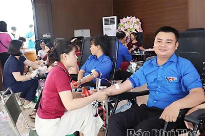 Thanh niên vùng đồng bào dân tộc thiểu số khắc ghi lời Bác