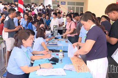 Trường Đại học Công nghiệp Việt Trì đón 1.656 tân sinh viên làm thủ tục nhập học