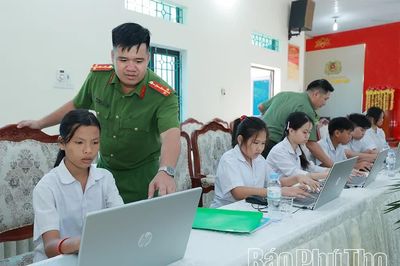 Công an xã Hùng Việt đồng hành cùng em khám phá tri thức số - Vững bước tương lai