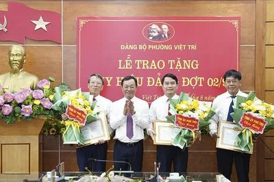 Phó Bí thư Thường trực Tỉnh ủy Bùi Văn Quang dự Lễ trao tặng Huy hiệu Đảng đợt 2/9