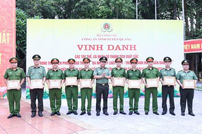 Công an tỉnh vinh danh, biểu dương 21 tập thể tiêu biểu trong thực hiện phong trào thi đua 'Ba nhất'