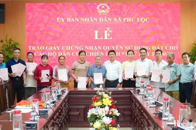 Trao giấy chứng nhận quyền sử dụng đất cho 19 hộ dân từ Chiến dịch 'Thứ Bảy hồng'