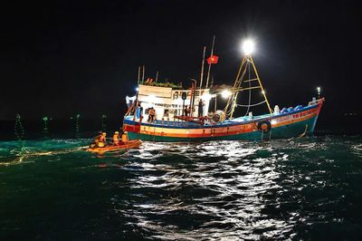 Trắng đêm cứu ngư dân sức khỏe nguy cấp trên vùng biển Vũng Tàu