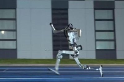Trung Quốc: Robot hình người phá kỷ lục tốc độ của Usain Bolt