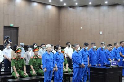 Cựu Thứ trưởng Nguyễn Bá Hoan bị xét xử về tội nhận hối lộ hơn 16 tỷ đồng