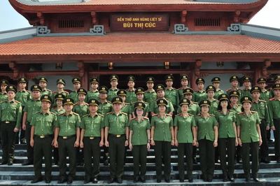 Đoàn đại biểu Cục Quản lý xuất nhập cảnh dâng hương tưởng niệm Anh hùng liệt sĩ Bùi Thị Cúc