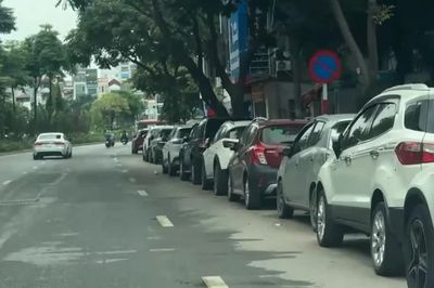 Ngang nhiên dừng đỗ xe ô tô trái phép trên phố Yên Lãng