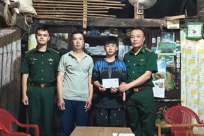 Trao kinh phí hỗ trợ con liệt sĩ và 'Con nuôi đồn biên phòng' trước thềm năm học mới