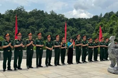 Đoàn công tác Quân ủy Trung ương, Bộ Quốc phòng dâng hương Đền thờ Chủ tịch Hồ Chí Minh tại Khu di tích QGĐB Pác Bó