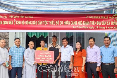 Trao nhà tình thương cho hộ đồng bào Khmer khó khăn
