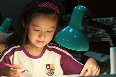 Tại sao trẻ con có thể nhớ một bài hát rất lâu nhưng lại quên bài học vừa học hôm qua?