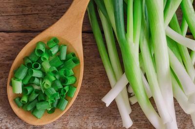 Mách bạn mẹo bảo quản hành lá tươi lâu, để cả tháng vẫn xanh mướt