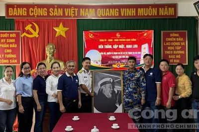 Phường Hạnh Thông tặng quà CBCS và gia đình chính sách tại Đặc khu Côn Đảo