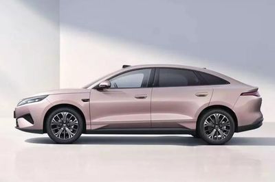 BYD Qin Max ra mắt với hai phiên bản hybrid sạc điện và thuần điện