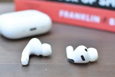 Apple lộ AirPods gắn camera qua bản thử nghiệm macOS 26.7