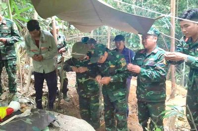 Đi tìm mật ong trong rừng sâu Đắk Lắk, người dân phát hiện dấu tích mộ liệt sĩ
