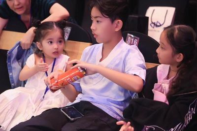 Khoảnh khắc đời thường của 3 người con nhà Khánh Thi - Phan Hiển