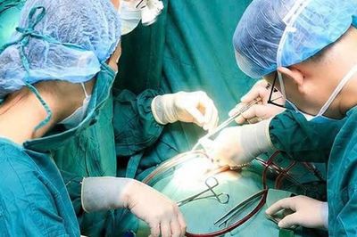 Bé 28 ngày tuổi nguy kịch được cứu sống sau 4 giờ phẫu thuật tim