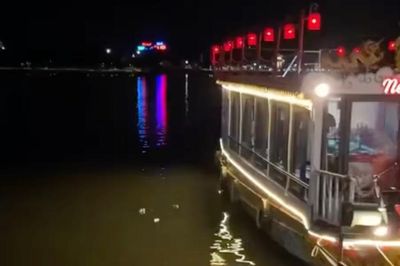 Xử lý thế nào vụ người trên thuyền rồng xả rác xuống sông ở Huế?
