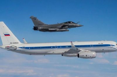 Tiêm kích Rafale Pháp áp sát máy bay Tu-214 Nga trên biển Baltic