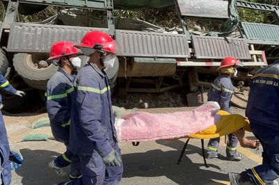 Nghẹt thở khoảnh khắc giải cứu nạn nhân kẹt sâu dưới trục bánh xe đầu kéo
