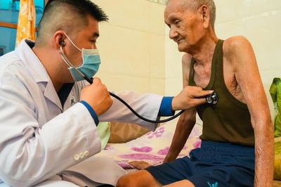 Bác sĩ tuyến cuối xuống cơ sở khám sức khỏe cho người dân TPHCM