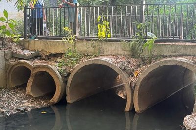 Sống cạnh kênh nước bốc mùi, người dân phải đeo khẩu trang khi ngủ