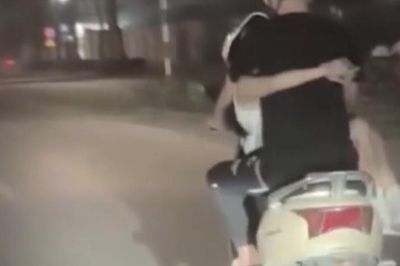 Cặp đôi thể hiện tình cảm trên xe máy khiến dân mạng bức xúc