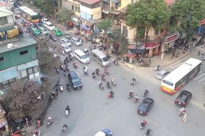 Taxi, xe hợp đồng dưới 9 chỗ chỉ được lưu thông 1 chiều trên phố Khâm Thiên vào giờ cao điểm