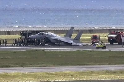 Tiêm kích F-15J Nhật Bản sập càng, xoay 180 độ trên đường băng