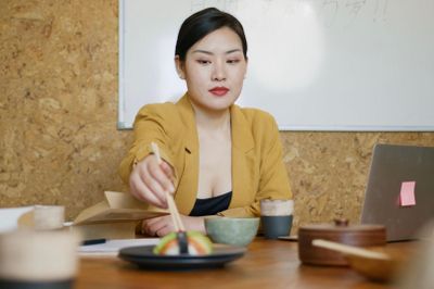 Điều nhân viên không nên nói với sếp trong bữa trưa