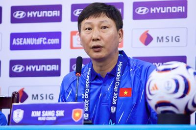 HLV Kim: Tôi mong Đình Bắc chơi được ở châu Âu