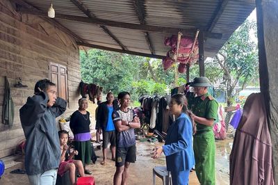 Mưa lớn ở Quảng Ngãi: 2 thôn bị chia cắt, người dân vùng sạt lở phải di dời