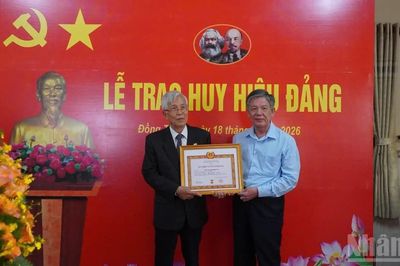 Đồng Tháp tặng và truy tặng Huy hiệu Đảng cho 6.208 đảng viên