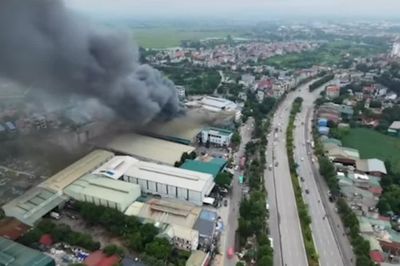[Video] Khẩn trương khống chế đám cháy tại xưởng mộc ở phường Chương Mỹ
