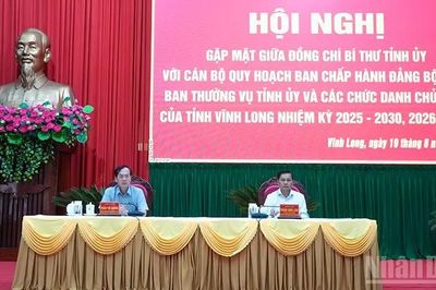 Bí thư Tỉnh ủy Vĩnh Long gặp gỡ và trao đổi với cán bộ thuộc diện quy hoạch